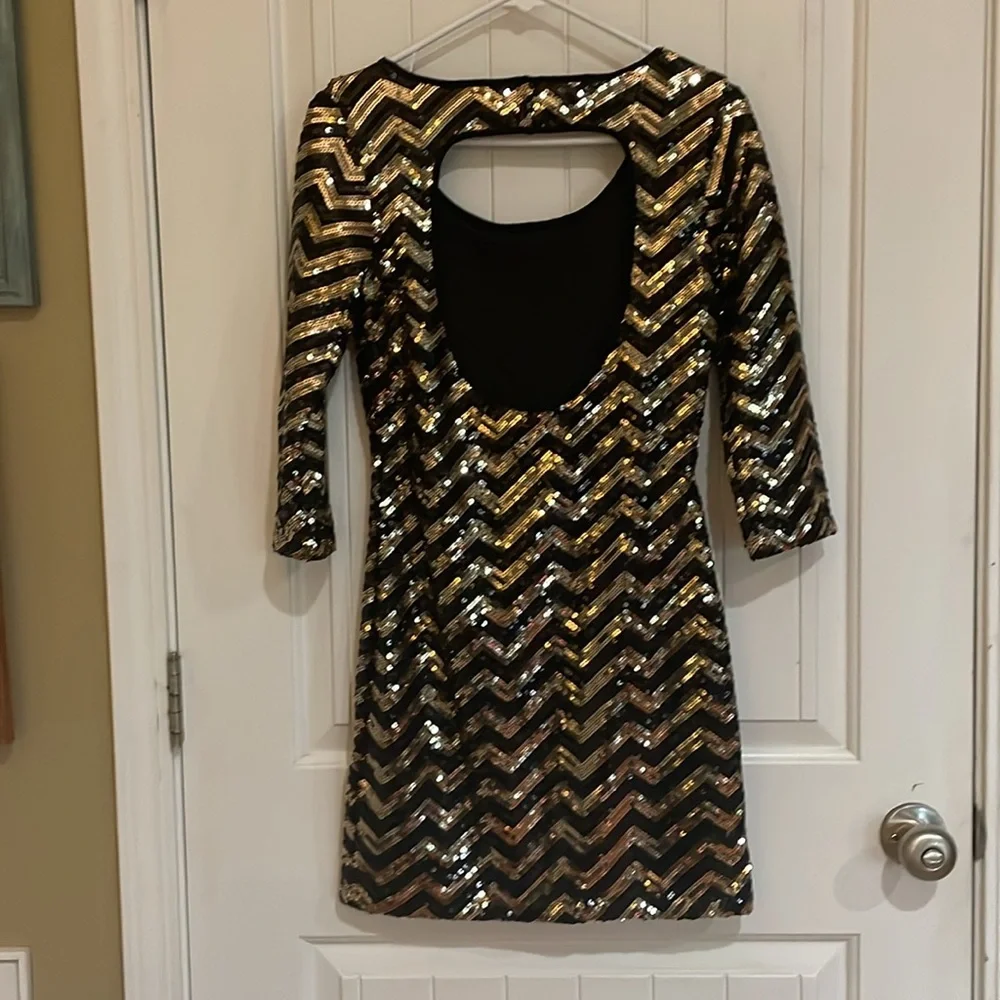 🩷Gold and Black Sequin Chevron Dress size small - Picture 2 of 4